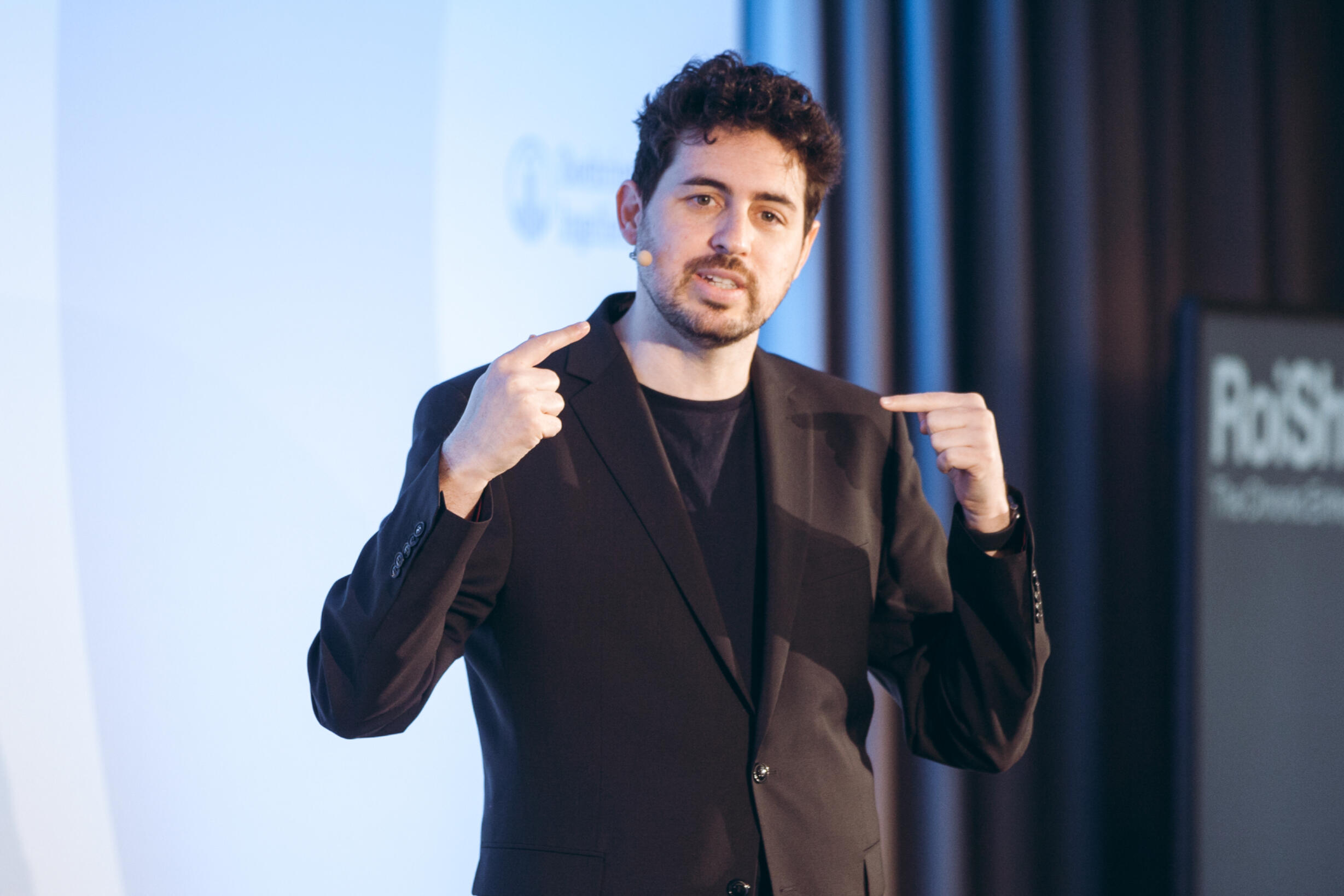 Roi Giving a keynote in Vienna